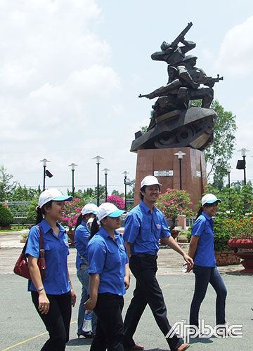 Tượng đài Ba chiến sĩ Gang thép Ấp Bắc, do nhà điêu khắc Nguyễn Hải thực hiện. Ảnh: N.C