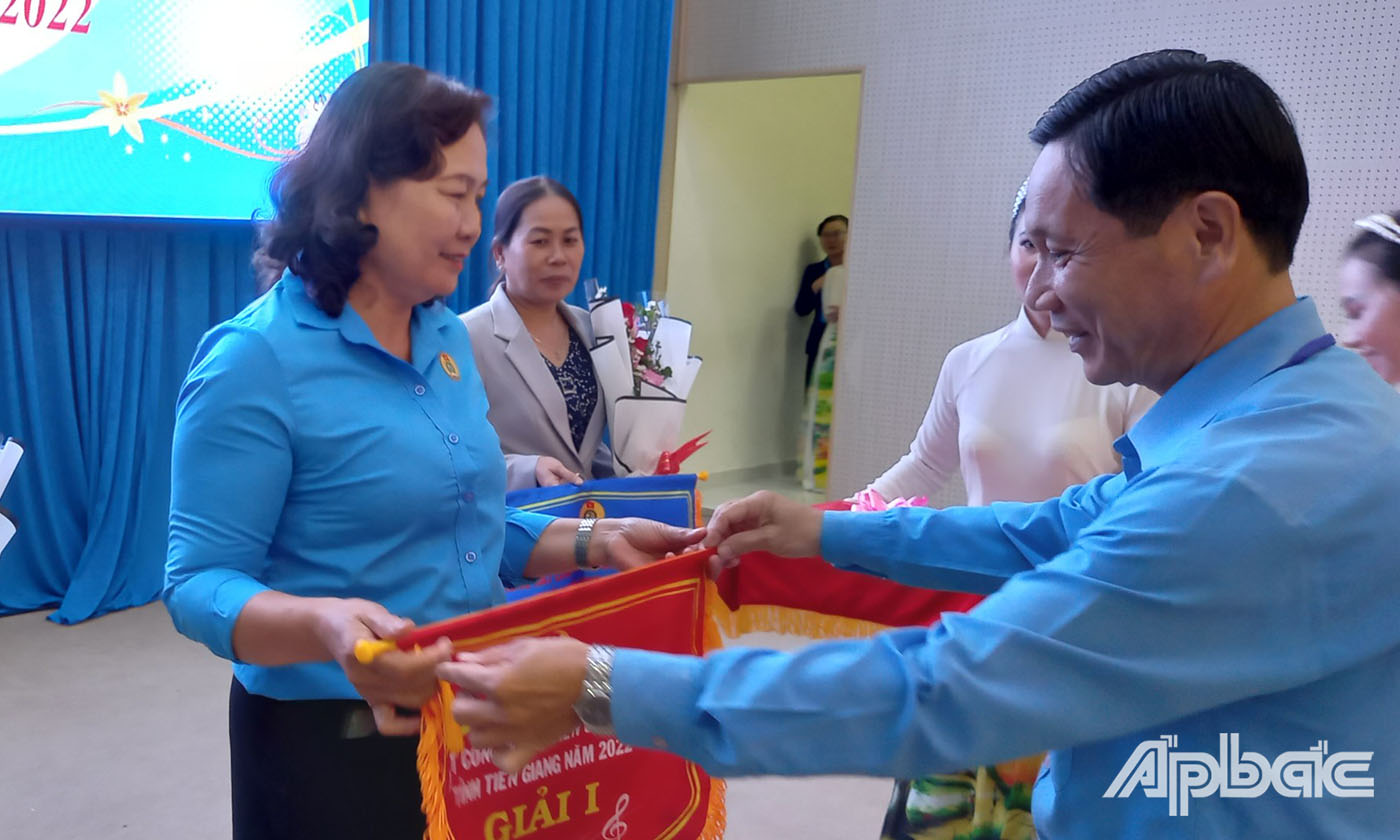 Chủ tịch LĐLĐ tỉnh Tiền Giang Lê Minh Hùng trao giải Nhất toàn diện cho đơn vị LĐLĐ huyện Cai Lậy