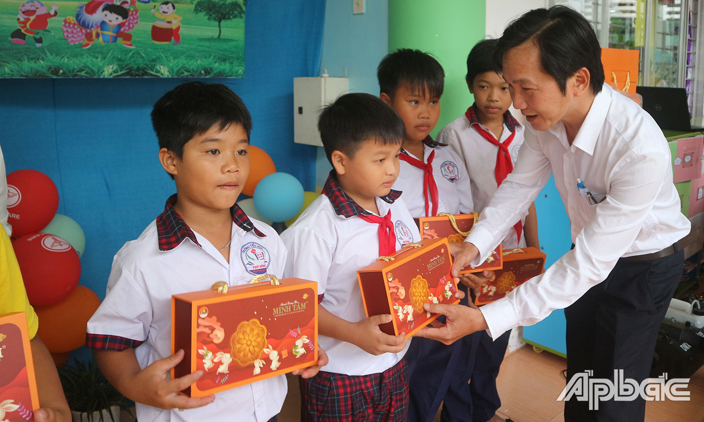 Phó Tổng Biên tập Báo Ấp Bắc Nguyễn Trọng Tấn trao quà trung thu cho trẻ em xã Phú Đông.