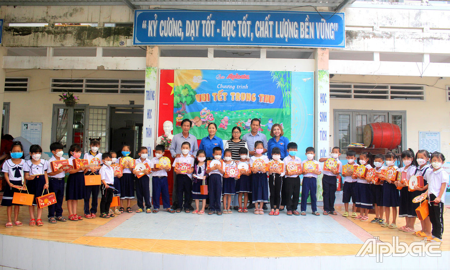 Các em học sinh ở xã Tân Hòa Đông, huyện Tân Phước nhận quà trung thu của Báo Ấp Bắc.  