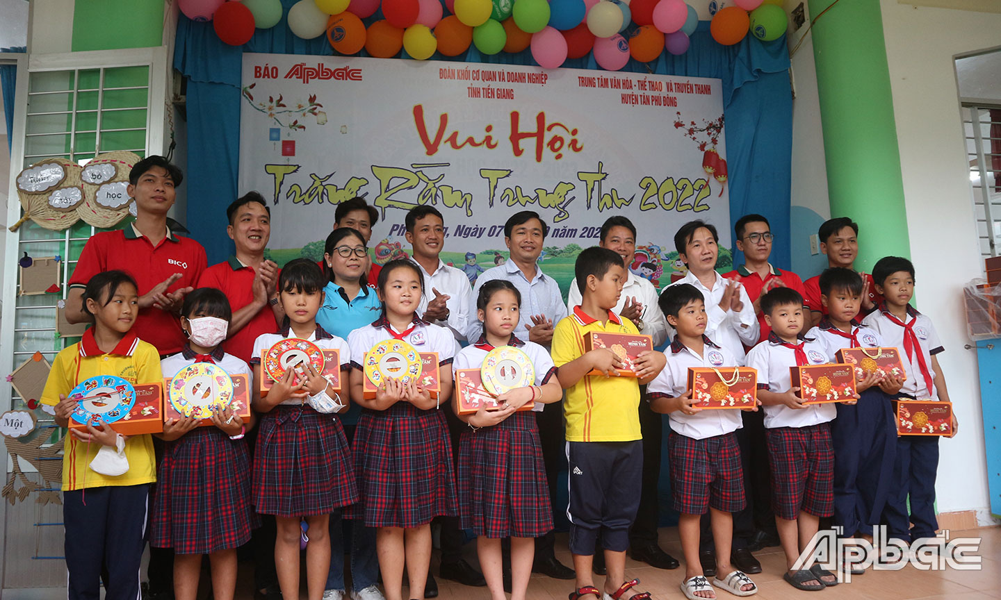 Chương trình đến trao quà cho các em học sinh ở Trường Tiểu học Phú Đông.