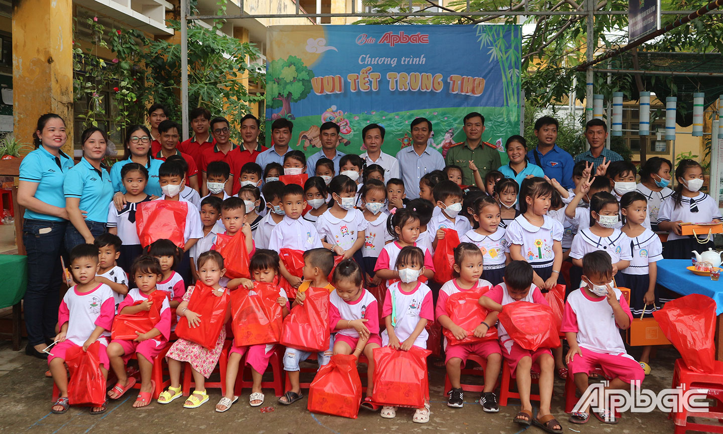 Chương trình đến trao quà cho các em học sinh ở Trường Tiểu học Phú Tân.
