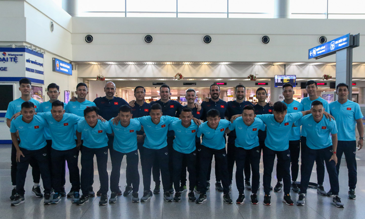 ĐT futsal Việt Nam chụp ảnh lưu niệm tại sân bay Tân Sơn Nhất (TP.HCM) trước giờ khởi hành sang Thái Lan.