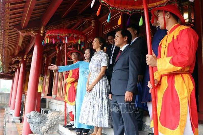 UNESCO Director-General Audrey Azoulay looks at the re-enactment of the changing of the guard ceremony of the old Nguyen Dynasty at Ngo Mon Gate. (Photo: VNA).