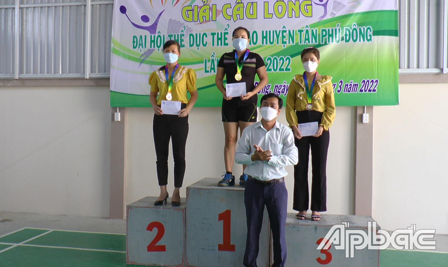Giám đốc Trung tâm Văn hóa Thể thao và Truyền thanh huyện Nguyễn Hoàng Nhựt trao các giải I, II, III môn Cầu lông  tại Đại hội TDTT huyện Tân Phú Đông lần thứ III-2022.