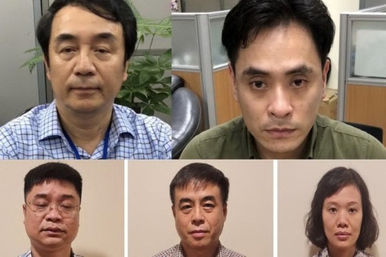 Bị can Trần Hùng, Nguyễn Duy Hải (hàng trên từ trái qua) và 3 cựu cán bộ quản lý thị trường bị bắt trong vụ án.