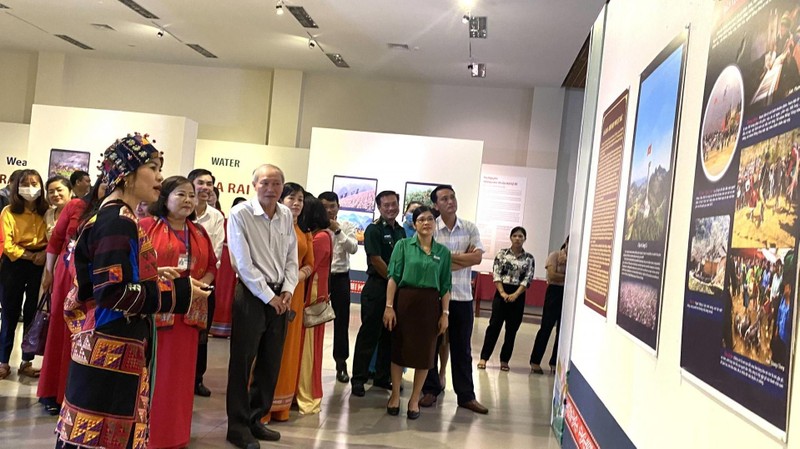 Visitors at the exhibition (Photo: baodaklak.vn).