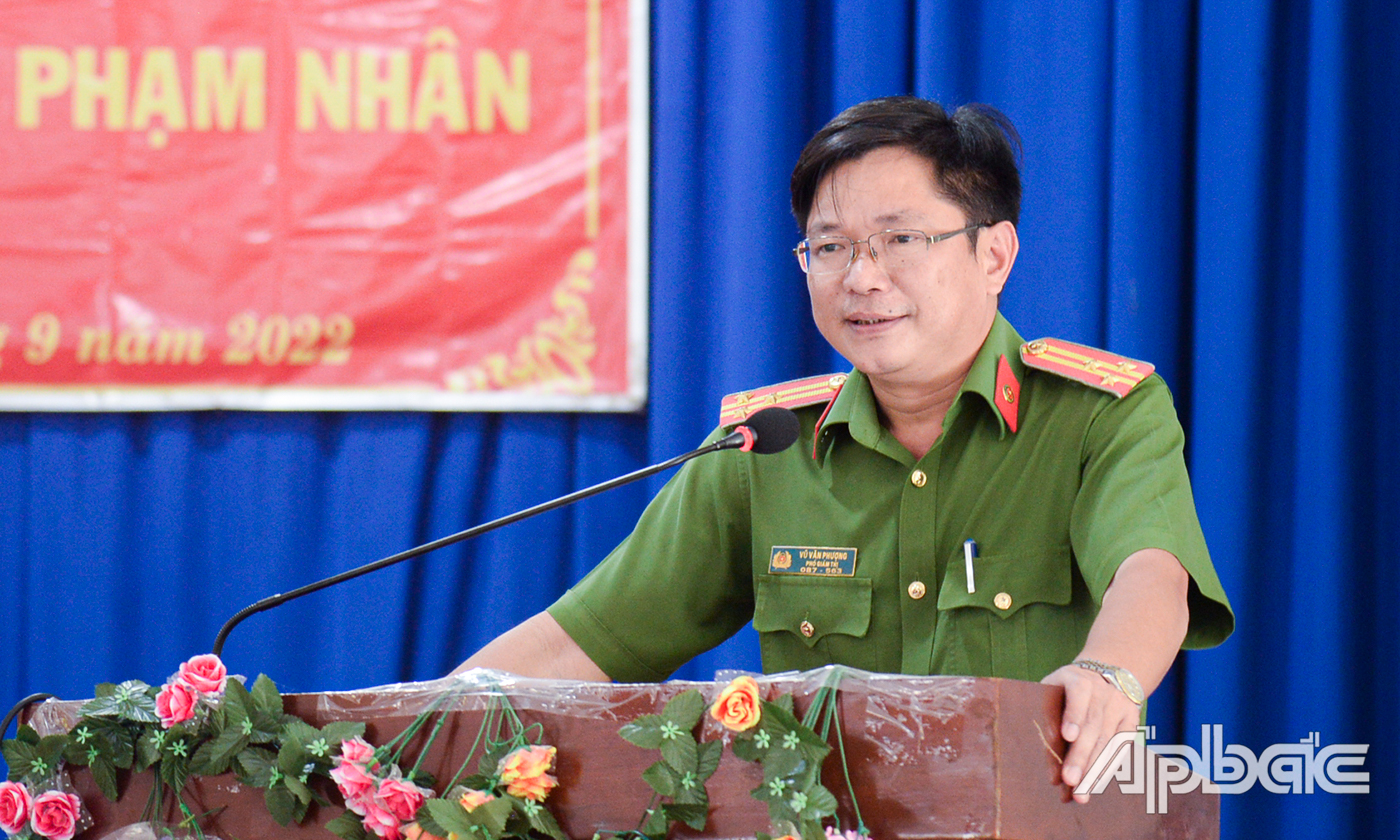 Thượng tá Vũ Văn Phượng, Phó Giám thị Trại giam Phước Hòa phát biểu tại Hội thi.