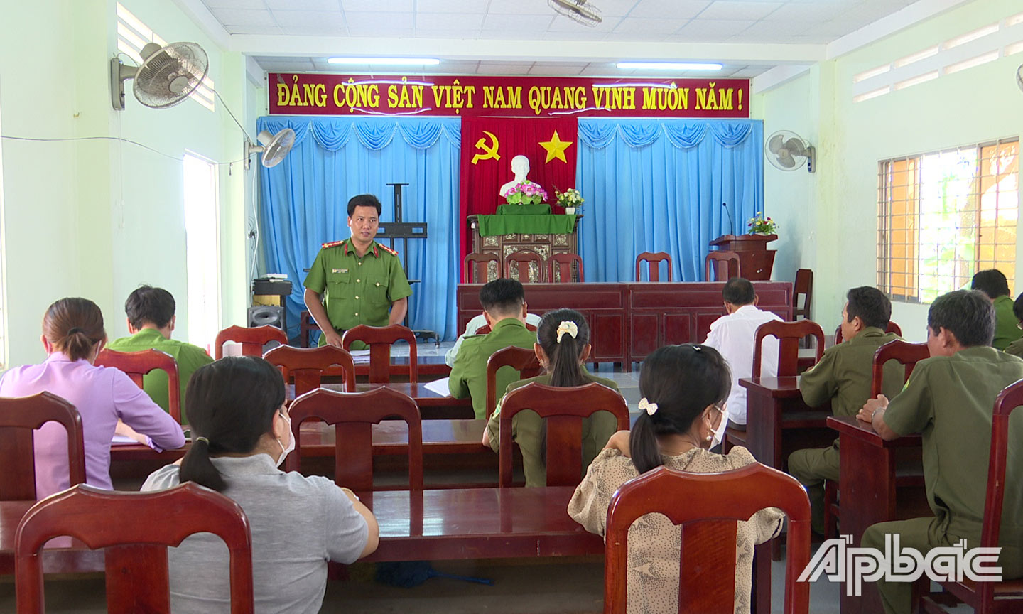 Đại úy Nguyễn Thành Sang triển khai các nội dung giữ gin ANTT ở địa bàn phụ trách.
