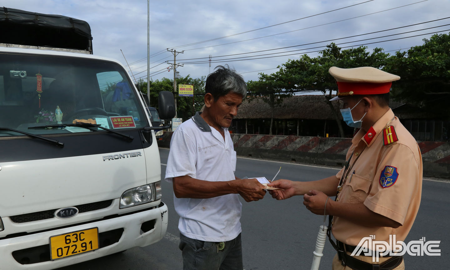 Lực lượng CSGT Tiền Giang kiểm tra xử lý các trường hợp xe quá tải trên Quốc lộ 1.