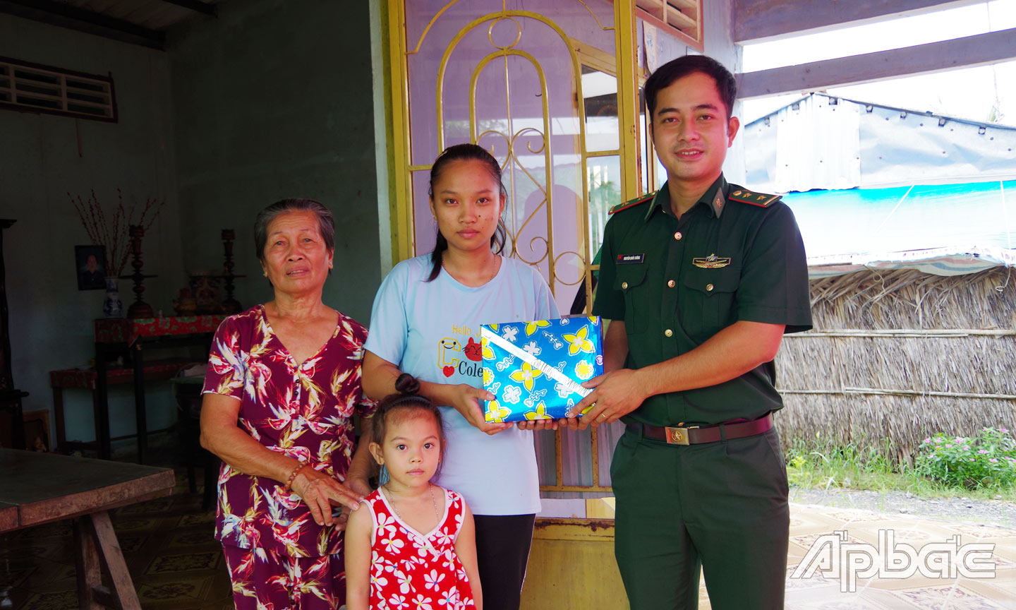 Các chiến sĩ Biên phòng thăm tặng quà, động viên các em học sinh khó khăn trong học tập.