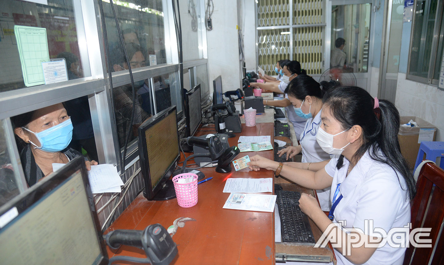 Nhân viên y tế Bệnh viện Đa khoa tỉnh Tiền Giang quét mã QR trên CCCD gắn chíp cho người dân đến khám, chữa bệnh BHYT.