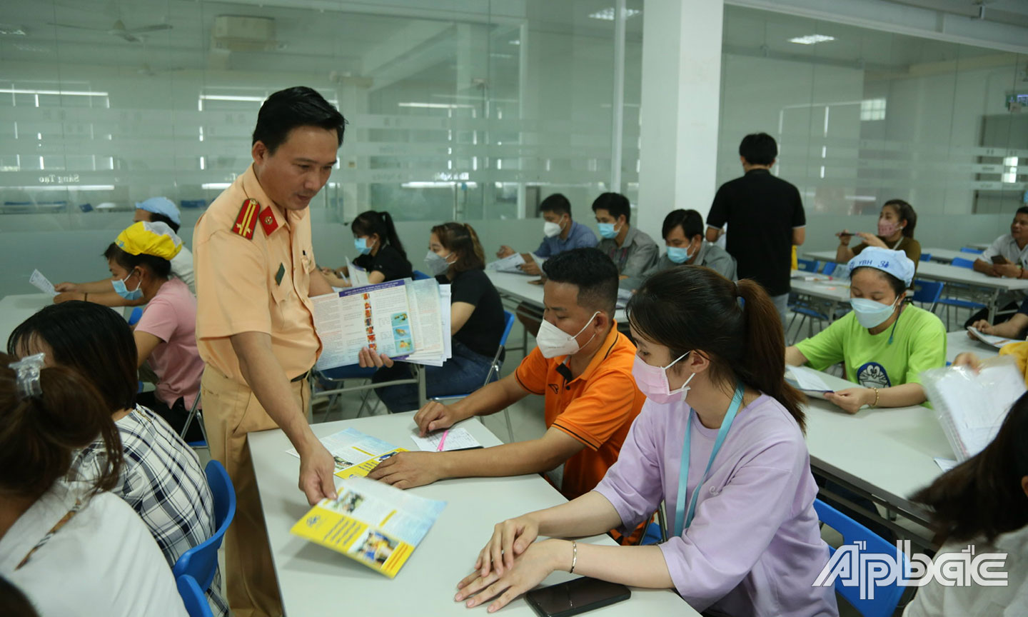 CSGT - Trật tự - Công an huyện Châu Thành đẩy mạnh công tác tuyên truyền trong Khu công nghiệp Tân Hương.