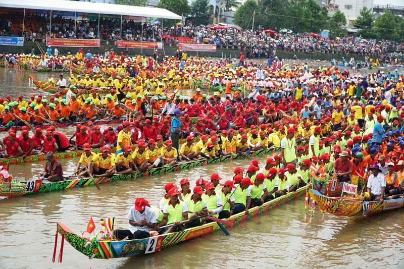 The “Ghe Ngo” (Khmer Boat) race is a highlight of the festival.