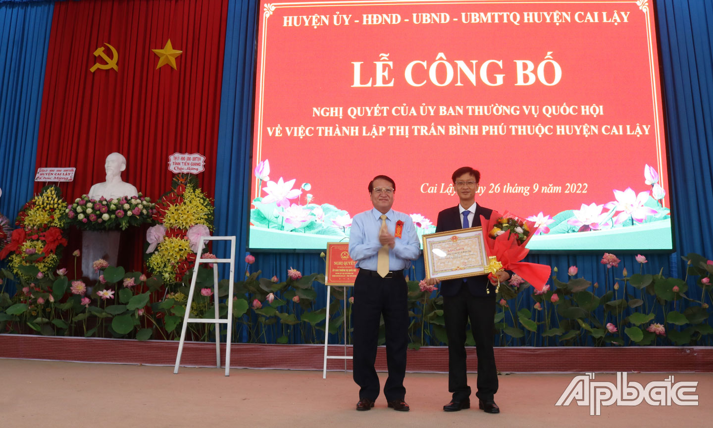 Ông Phạm Văn Trọng, Tỉnh ủy viên, Phó Chủ tịch UBND tỉnh Tiền Giang trao bằng khen của UBND tỉnh cho tập thể và cá nhân có nhiều đóng góp xây dựng thị trấn Bình Phú