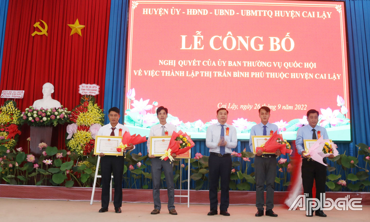 Ông Trần Quốc Bình, Phó Bí thư Huyện ủy, Chủ tịch UBND huyện Cai Lậy trao giấy khen của UBND huyện cho các tập thể và cá nhân có nhiều đóng góp xây dựng thị trấn Bình Phú