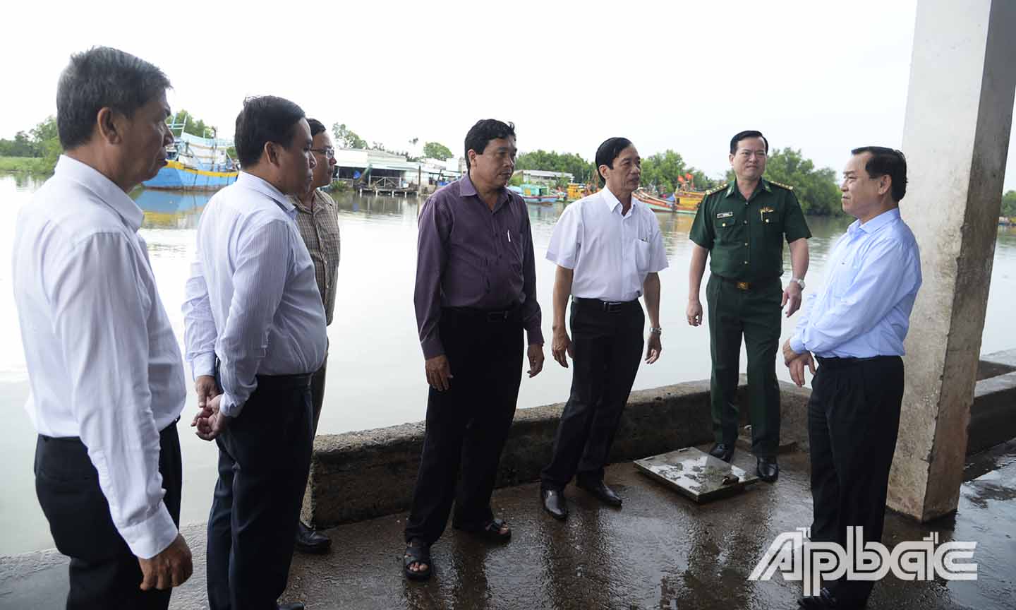 Đồng chí Nguyễn Văn Vĩnh đến kiểm tra tại Cảng cá Vàm Láng.