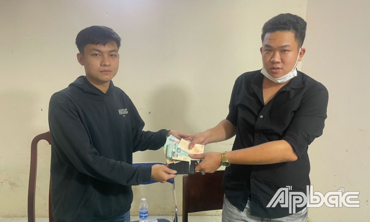 Anh Nguyễn Quốc Toàn trao tài sản tại công an xã và nhờ tìm người bị mất để trả lại