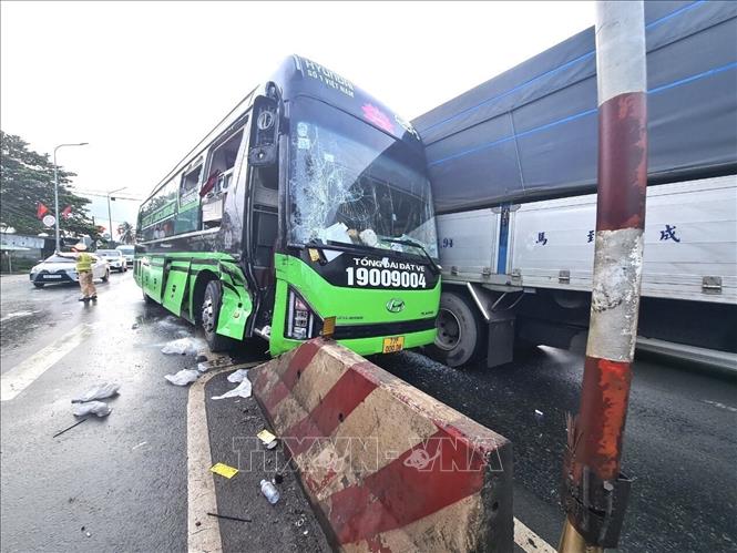 Hiện trường vụ tai nạn giao thông liên hoàn khiến nhiều người thương vong xảy ra trên tuyến QL1A, đoạn qua đường Xóm hố, xã Bàu Hàm 2, huyện Thống Nhất, tỉnh Đồng Nai, ngày 8-9-2022. Ảnh: TTXVN phát