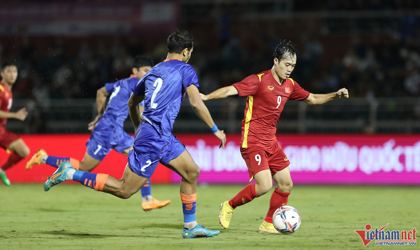 Văn Toàn (số 9) phải mất 5 năm sau nhiều giải đấu lớn nhỏ mới ghi được  bàn thắng cho Đội tuyển Việt Nam trong trận giao hữu với Ấn Độ. Ảnh: Vietnamnet.vn