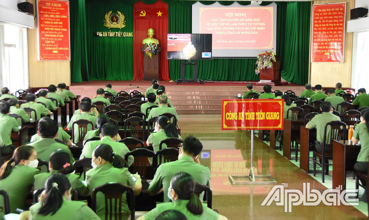 Hội nghị chuyên đề năm 2022 về học tập và làm theo tư tưởng, đạo đức, phong cách Hồ Chí Minh trong Công an nhân dân tại điểm cầu Công an Tiền Giang.                                                                                                                                                      Ảnh: LÊ HOÀI