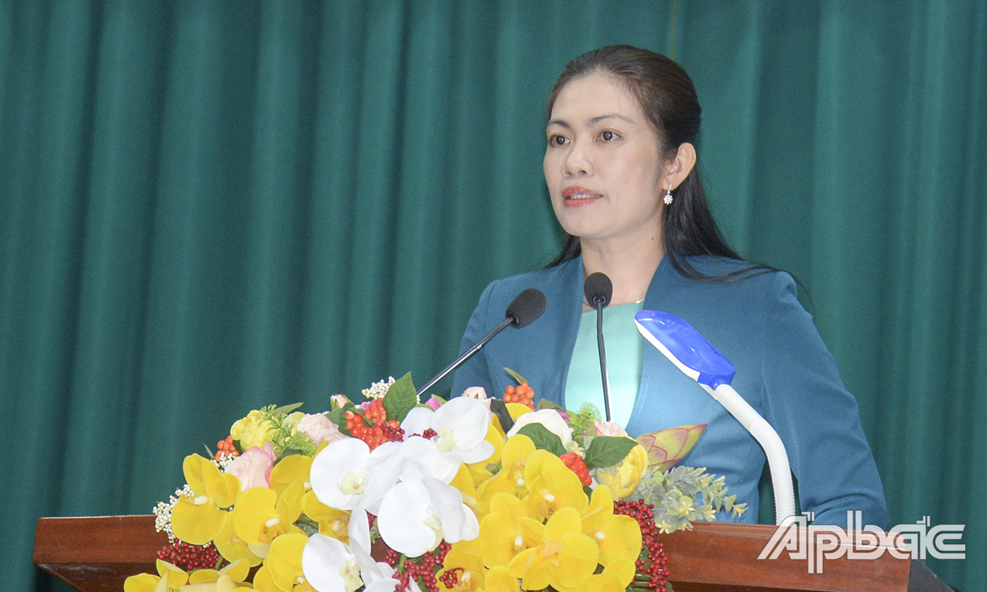 Phó Trưởng Ban Tuyên giáo Tỉnh ủy Nguyễn Thị Uyên Trang phát biểu tại hội nghị.