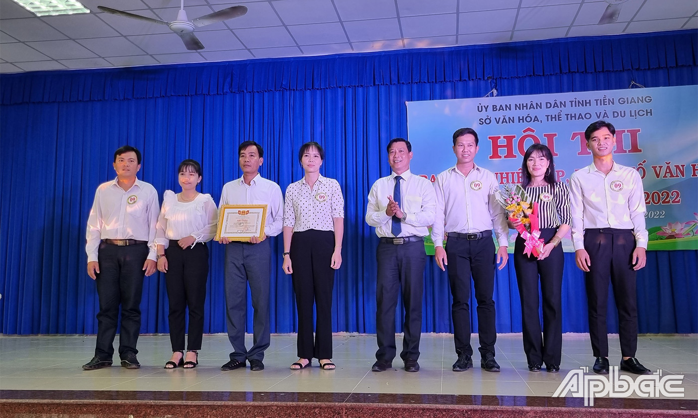Phó Giám đốc Sở VHTTDL Võ Văn Chiến trao Giấy khen của Sở VHTTDL tỉnh cho đội đoạt g