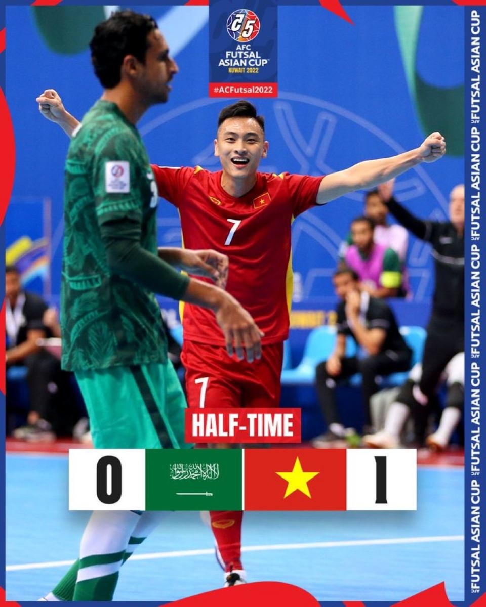 Tuyển futsal Việt Nam dẫn trước 1-0 trong hiệp 1 .