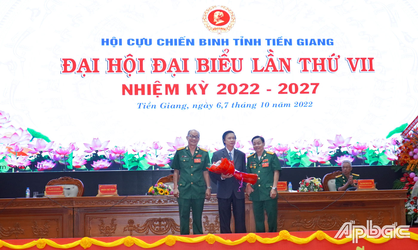 Lãnh đạo Hội Cựu chiến binh tỉnh Tiền Giang tặng hoa cảm ơn đồng chí Nguyễn Văn Danh.