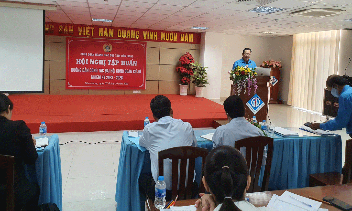 Chủ tịch Công đoàn ngành Giáo dục Tiền Giang Lưu Nhơn Đức phát biểu tạu buổi tập huấn. 