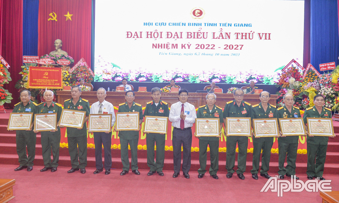Đồng chí Trần Thanh Nguyên, Ủy viên Ban Thường vụ Tỉnh ủy, Phó Chủ tịch HĐND tỉnh Tiền Giang trao Bằng khen cho các cá nhân có thành tích.