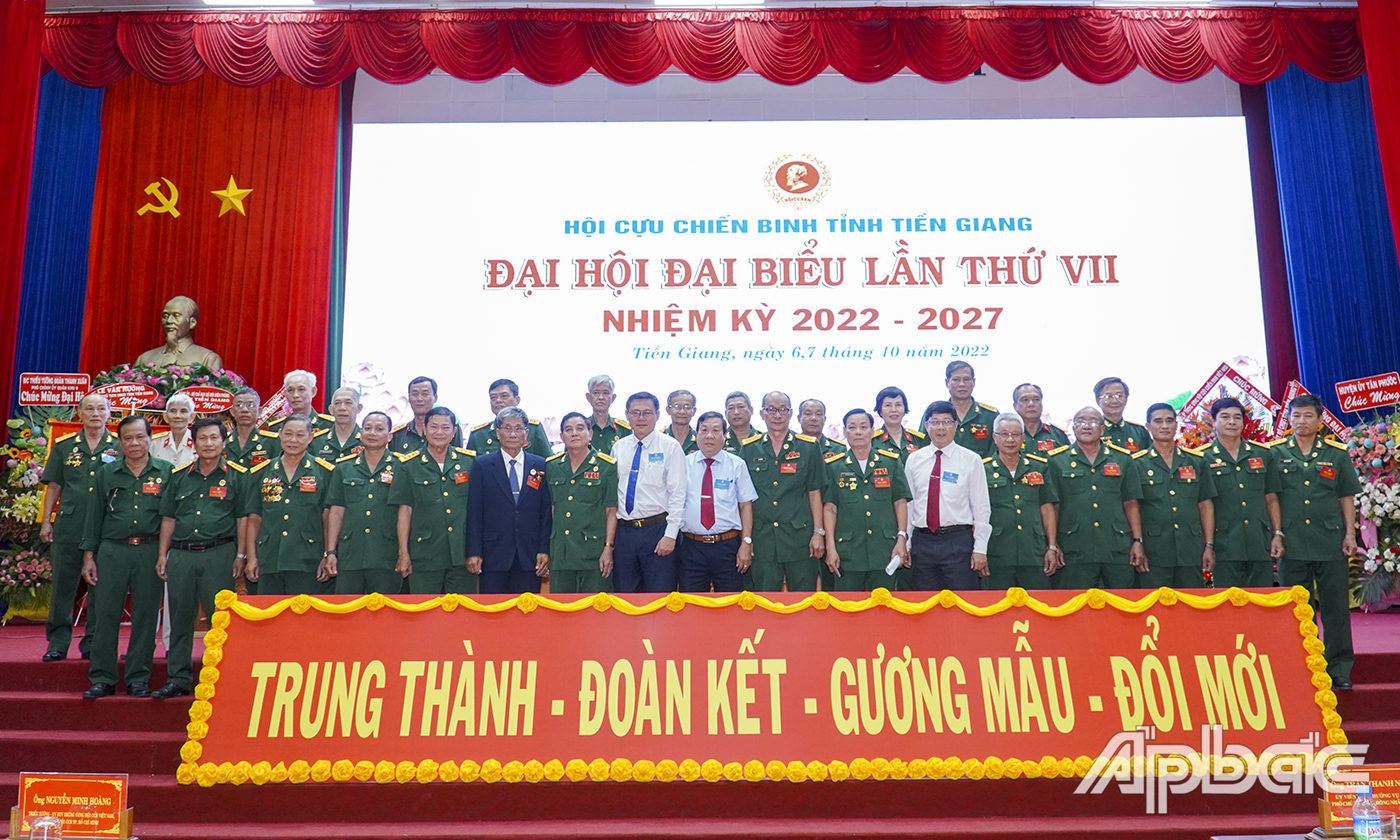 Ban Chấp hành Hội Cựu chiến binh tỉnh Tiền Giang khóa mới ra và đại biểu dự Đại hội đại biểu toàn quốc Hội CCB Việt Nam lần thứ VII chụp ảnh lưu niệm cùng khách mời Đại hội.