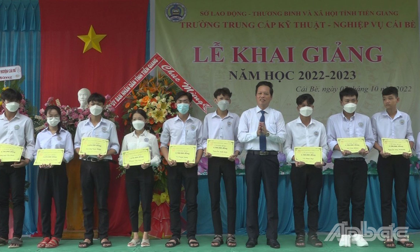 Phó Chủ tịch UBND tỉnh Nguyễn Thành Diệu trao học bổng cho học sinh của trường