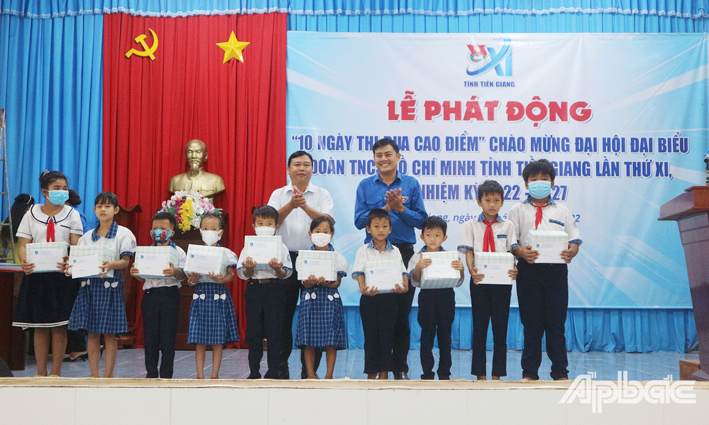 Các em thiếu nhi huyện Gò Công Tây nhận quà và học bổng từ chương trình 