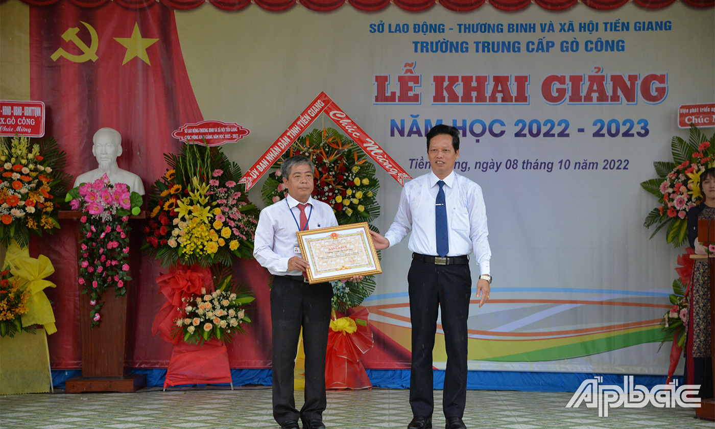 Đồng chí Nguyễn Thành Diệu trao học bổng cho các em học sinh