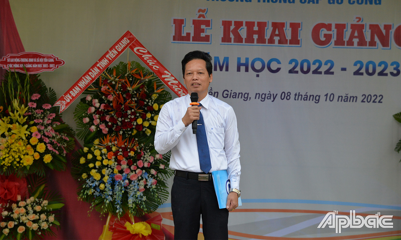 Đồng chí Nguyễn Thành Diệu trao học bổng cho các em học sinh