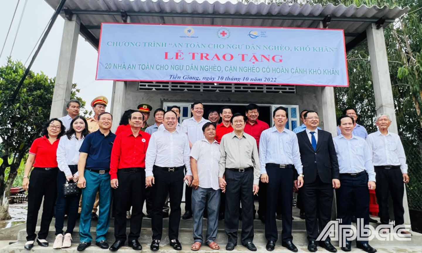 Đồng chí Trương Tấn Sang cùng với các thành viên trong đoàn dự Lễ Bàn giao Nhà An toàn cho gia đình ông Nguyễn Thế Hậu ở xã Bình Đông, Thị xã Gò Công.