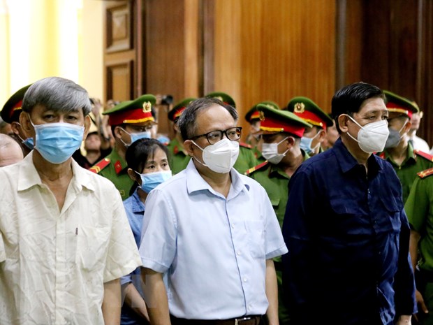 Bị cáo Tất Thành Cang (giữa) tại phiên xét xử ngày 10/10/2022. (Ảnh: Thành Chung/TTXVN)