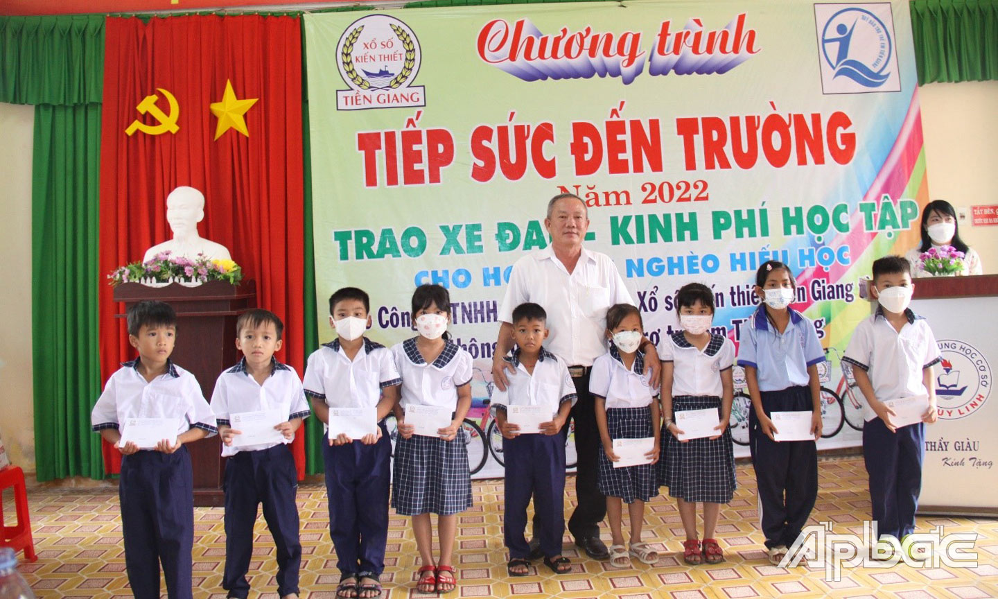 Ông Lê Văn Bé Chín - Giám đốc Quỹ Bảo trợ trẻ em tỉnh tặng quà cho các em học sinh.