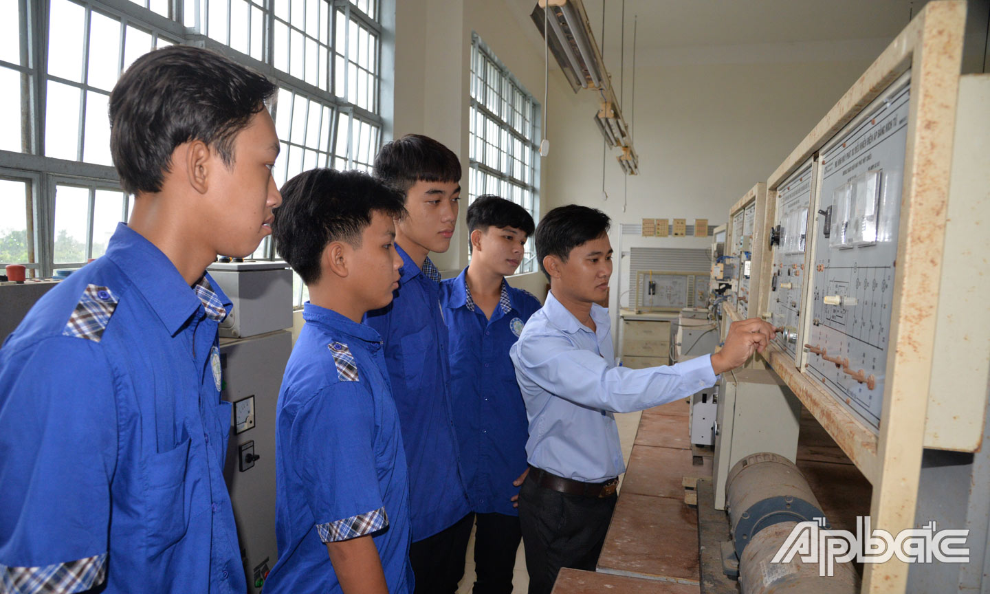 Học sinh ngành Điện công nghiệp Trường Trung cấp Gò Công trong giờ thực hành.