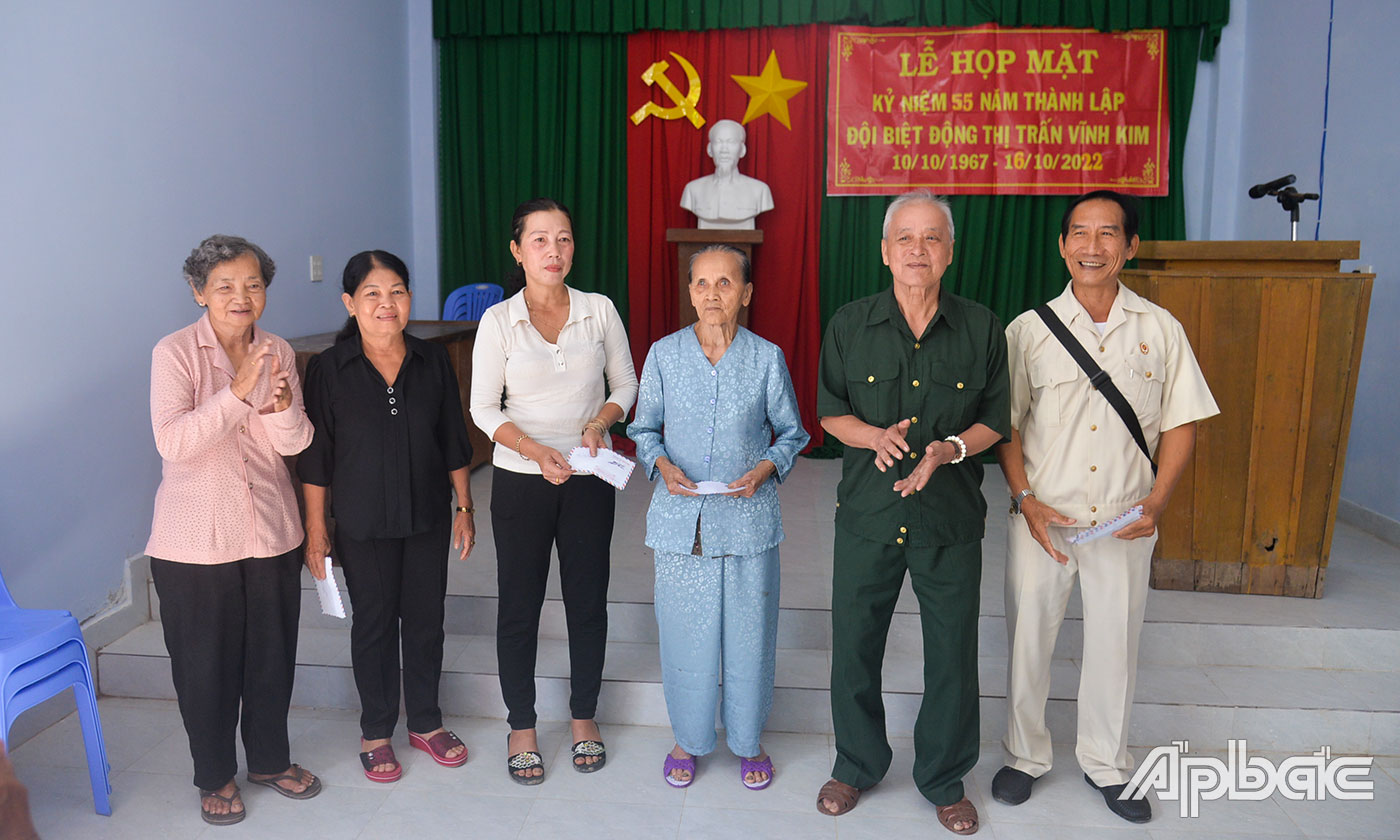 Ban Liên lạc Đại đội biệt động thị trấn Vĩnh Kim tặng quà cho Mẹ Việt Nam Anh hùng và các gia đình đã giúp đỡ đơn vị trong những năm chiến đấu.