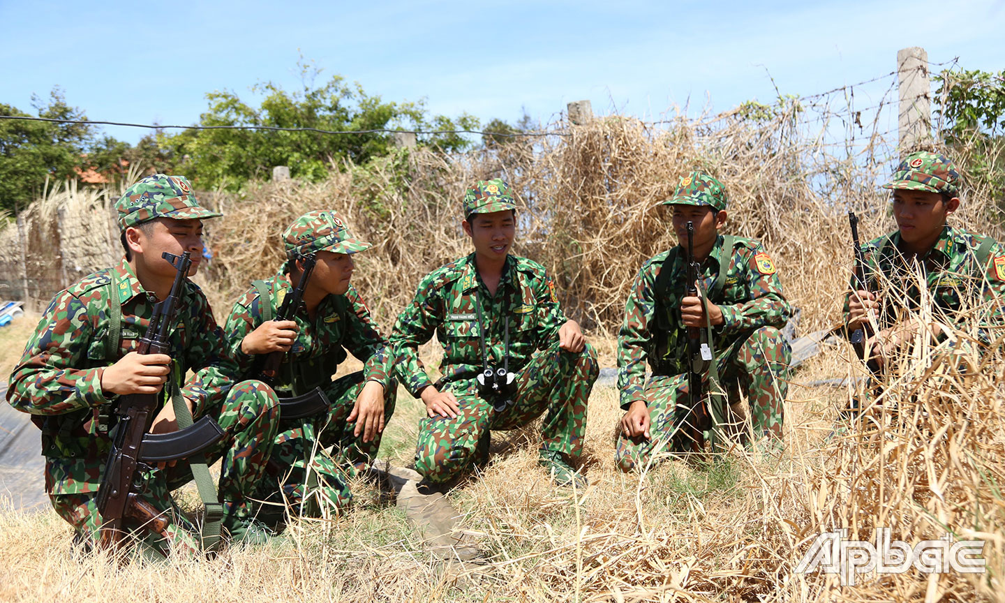 Đồn Biên phòng Phú Tân huấn luyện chiến thuật Tuần tra bảo vệ biên giới.