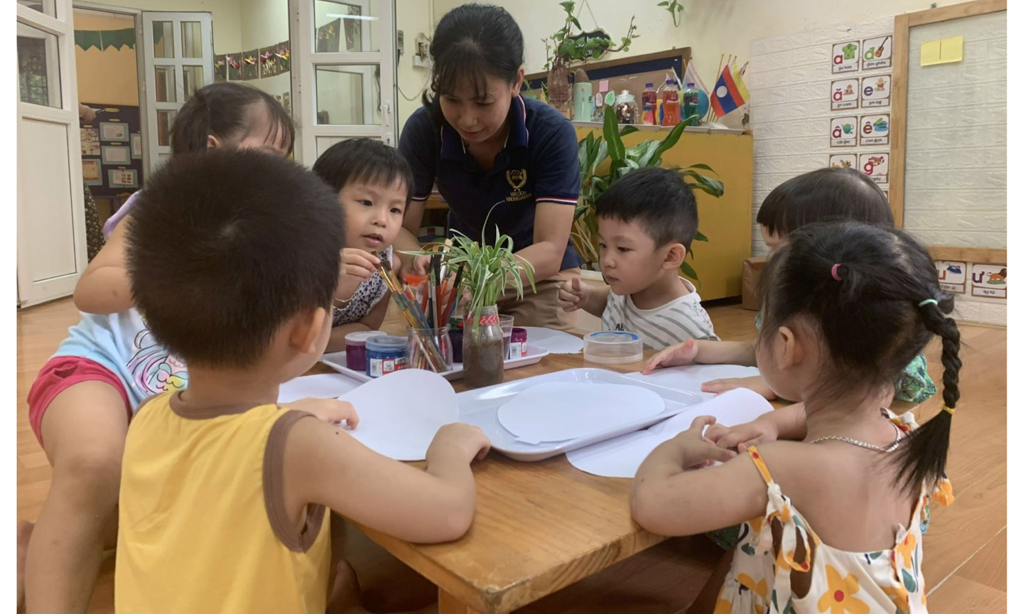 Một giờ học vẽ của lớp mẫu giáo Trường mầm non Mai Dịch (Quận Cầu Giấy, Hà Nội). Ảnh: Lê Vân 