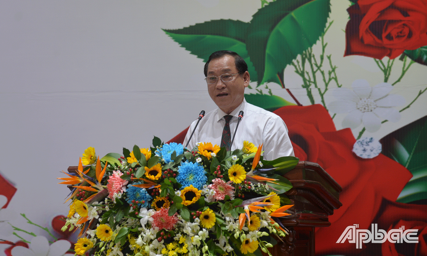 Chủ tịch UBND tỉnh Nguyễn Văn Vĩnh phát biểu tại buổi họp mặt.