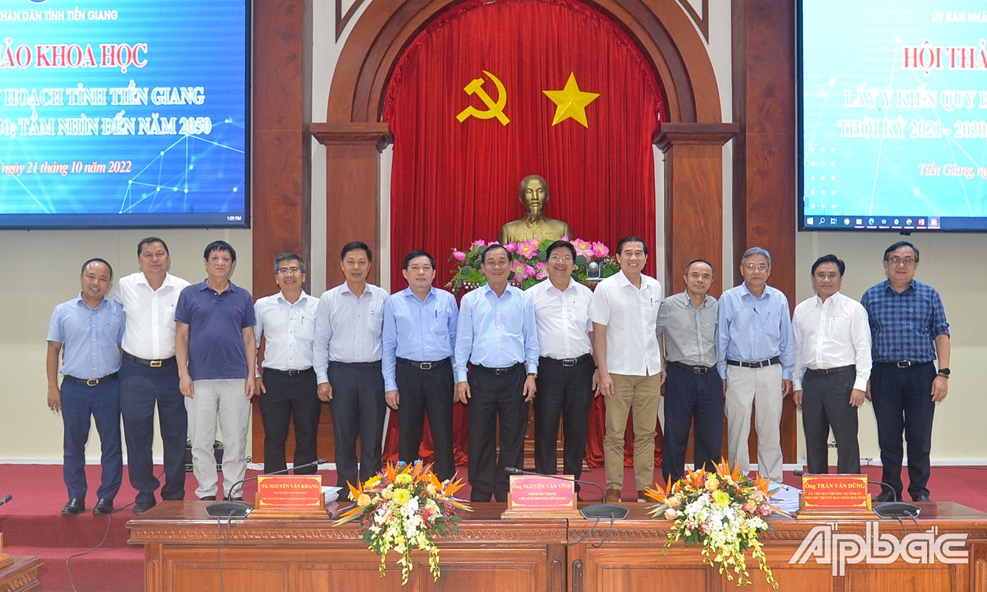 Lãnh đạo tỉnh Tiền Giang cùng các chuyên gia, nhà khoa học trong và ngoài tỉnh chụp ảnh lưu niệm.