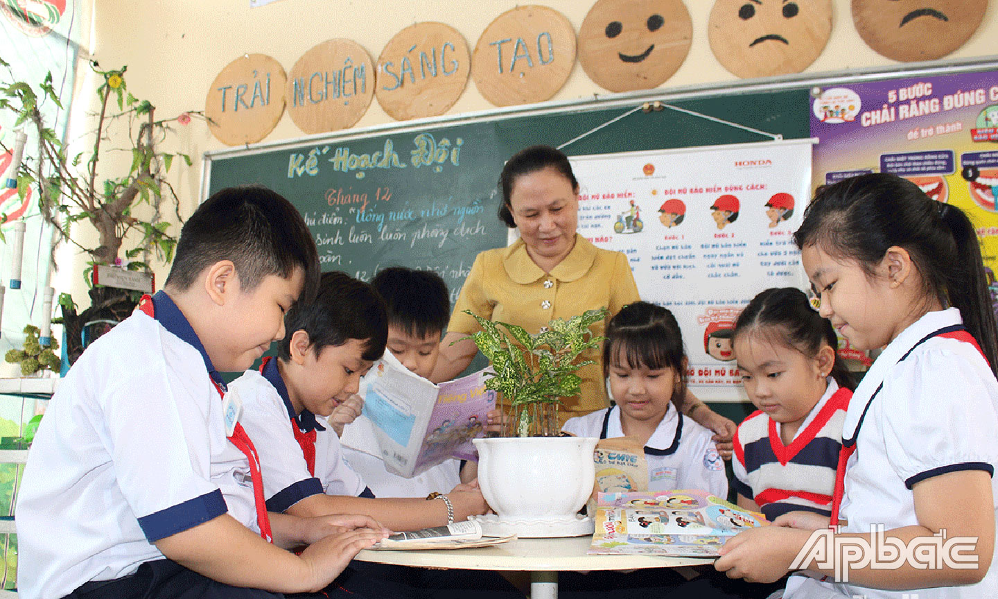 Giáo dục KNS cho học sinh được lồng ghép trong giờ học và hoạt động ngoài trời tại Trường Tiểu học Bình Phú, huyện Cai Lậy. 