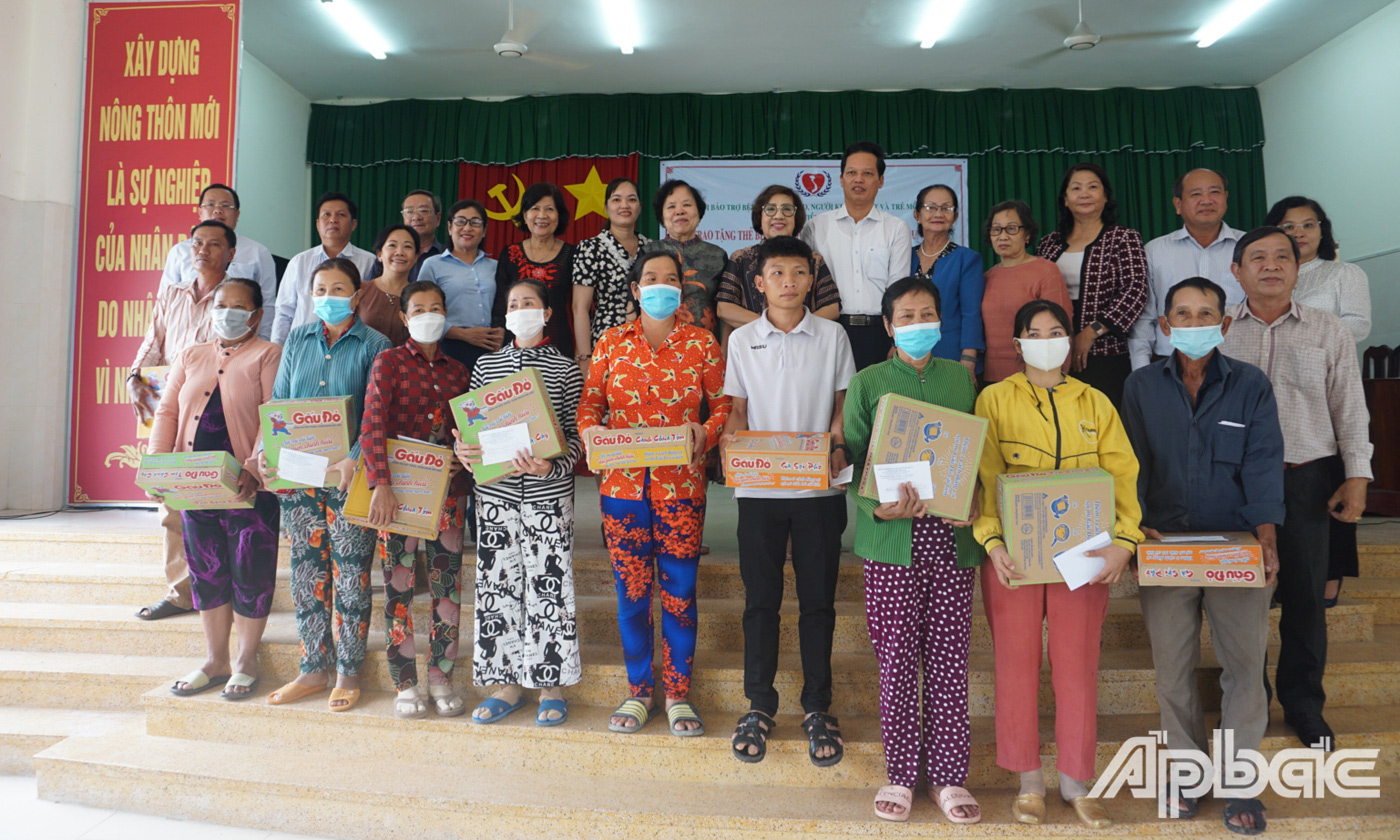 Hình ảnh trao BHXH cho các hộ dân tại các xã Tân Đông (huyện Gò Công Đông)