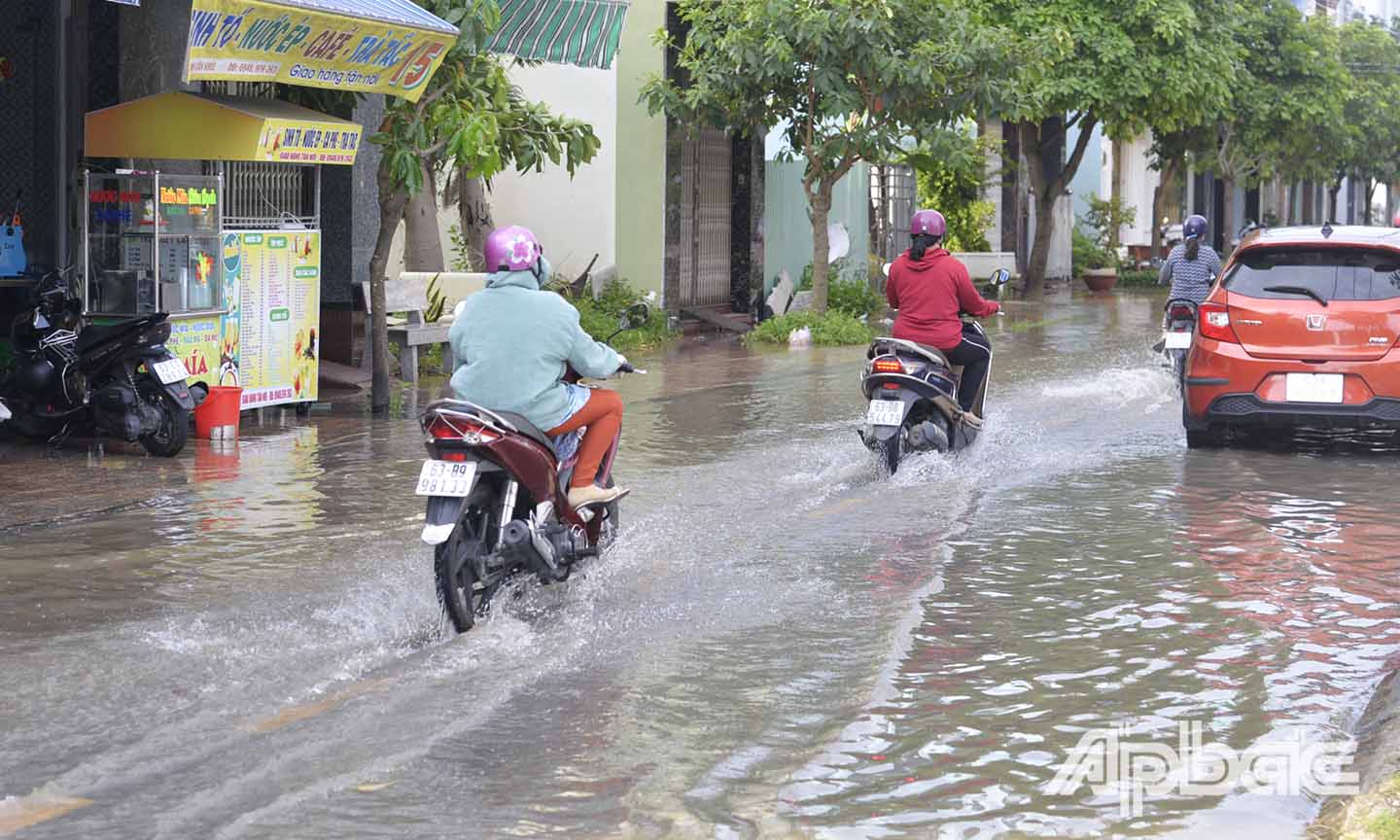 Gần đó, đường Lê Văn Khỏe cũng bị ngập nước.