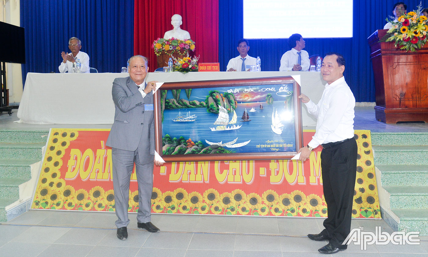Đồng chí Nguyễn Văn Vĩnh tặng HTX Sản xuất Nông nghiệp - Thương mại - Dịch vụ Tân Thanh tranh lưu niệm.