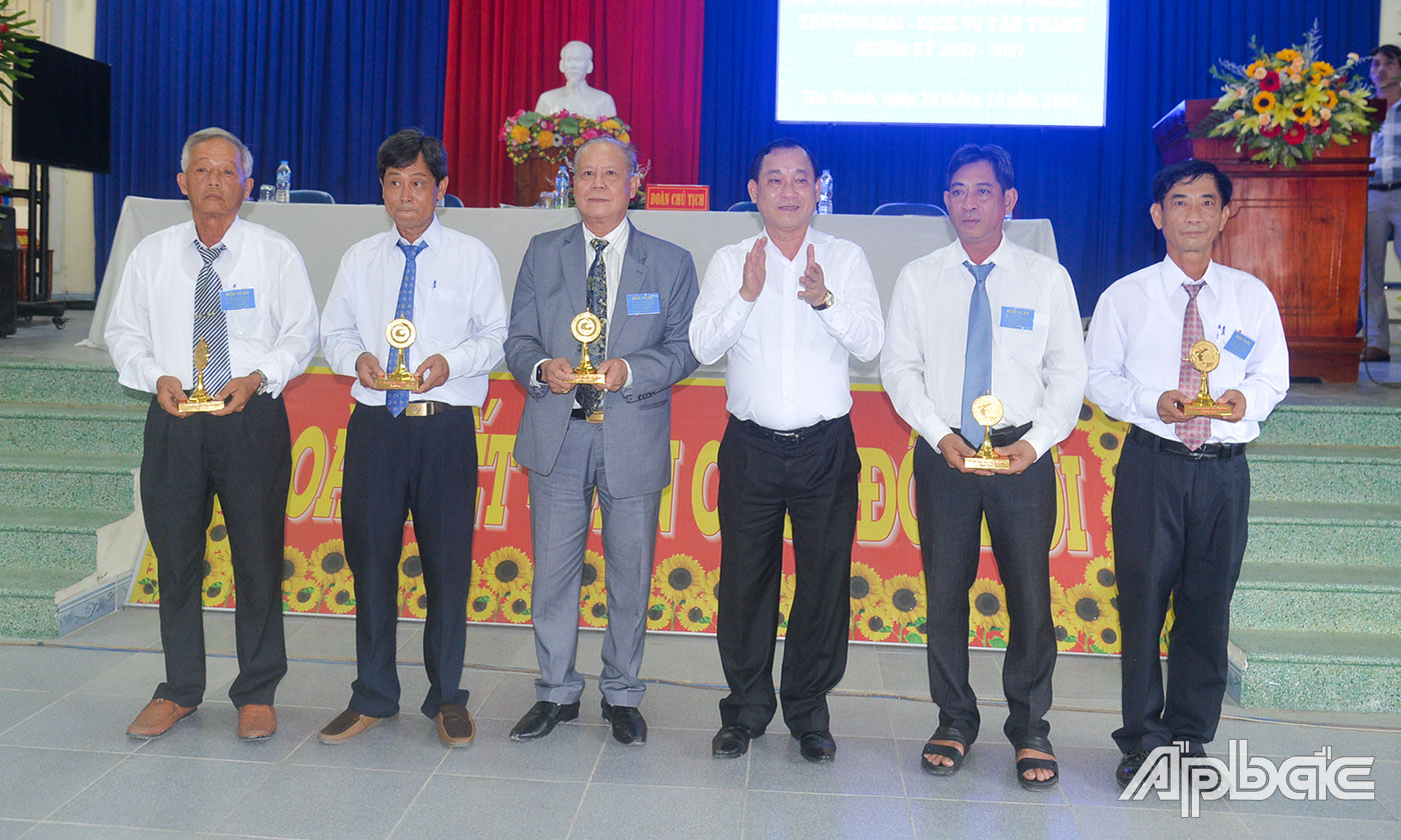 Đồng chí Nguyễn Văn Vĩnh tặng biểu trưng tỉnh Tiền Giang cho Đoàn chủ tịch hội nghị.